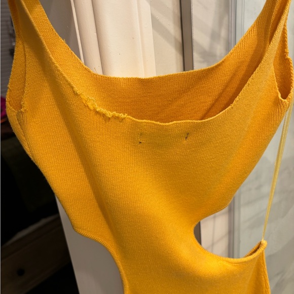 Yellow long dress. A little snagged on the back. Worn twice - Picture 2 of 3
